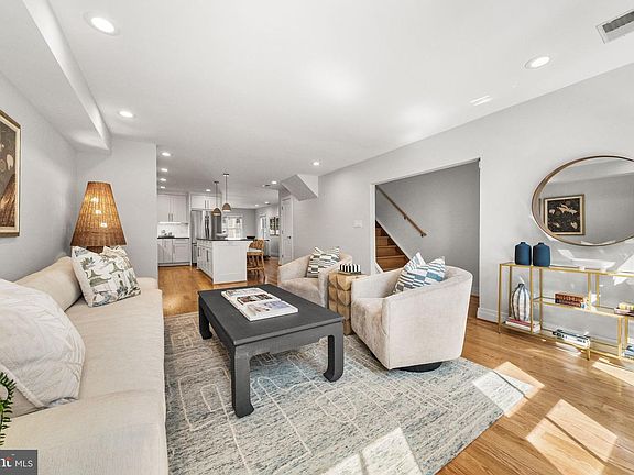 2nd image of 906 N Columbus St