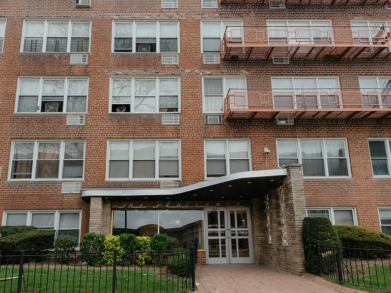 222 E 8th St #4W — Photo 3