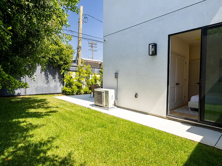 2372 Kelton Ave — Photo 13
