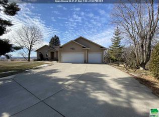 601 Valley View Dr, Vermillion, SD 57069