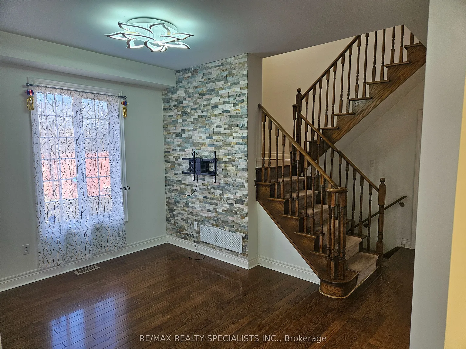 4 bed, $3,600 — Photo 2