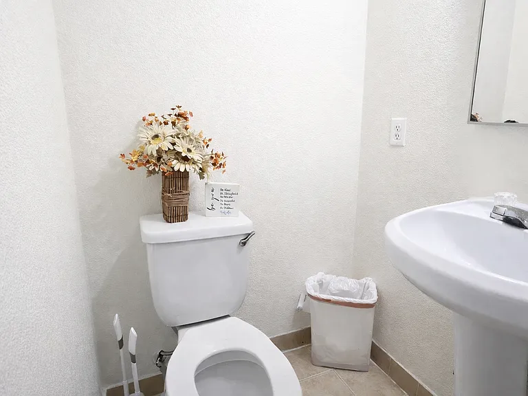837 N G St #6 — Photo 7