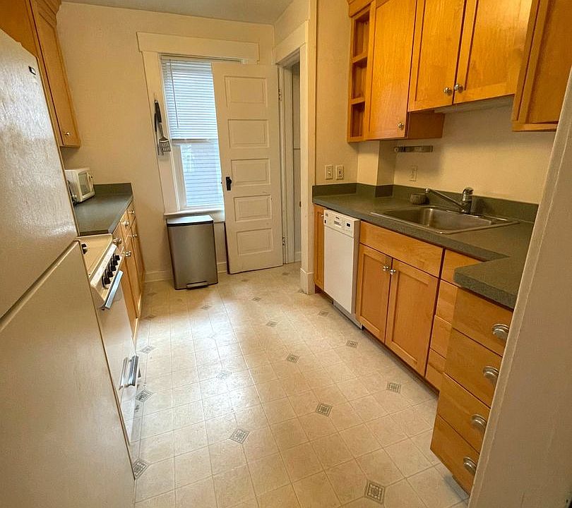 1st image of 117 E Davis Ave