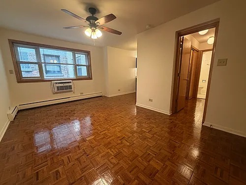 417 W Roscoe St Photo 1