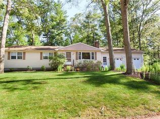 8 Gladys Dr, North Kingstown, RI 02852