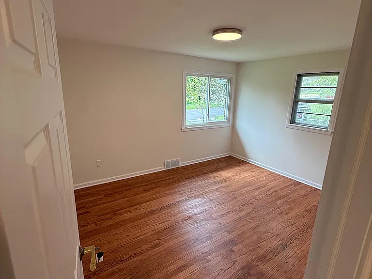 319 Barrington Rd — Photo 13