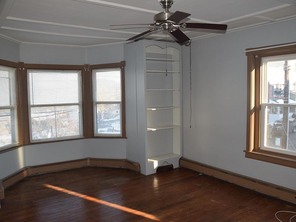 Large living room with ceiling fan, cable ready.
