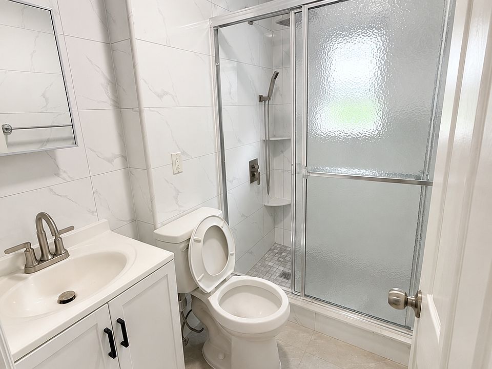 Full Bathroom 1
