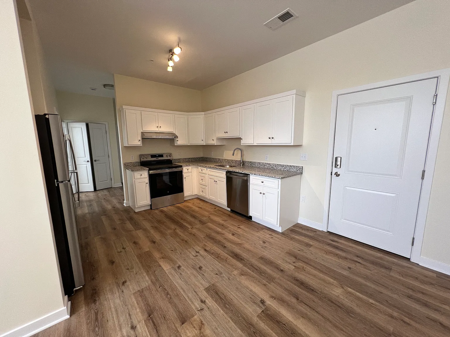 350 Center St — Photo 1