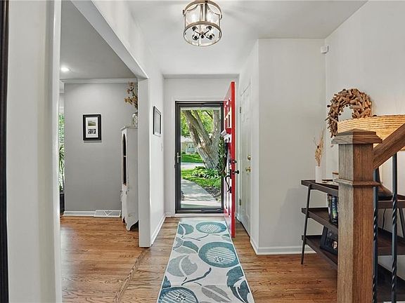 4th image of 5624 W 82nd St