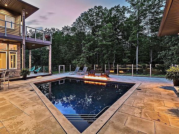 4th image of 42 Canterbury Cir