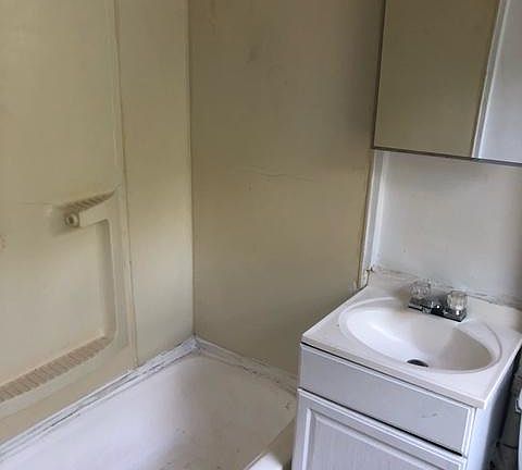 5th image of 823 N Monroe St APT 3