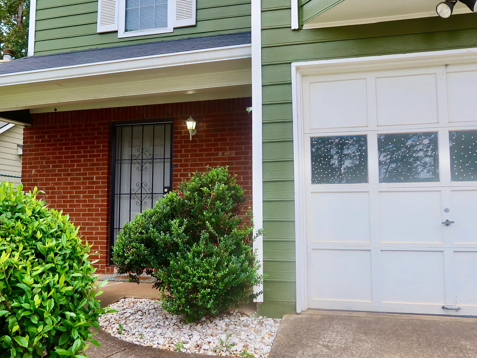 3 bed, 4356 sqft, $2,300 — Photo 2