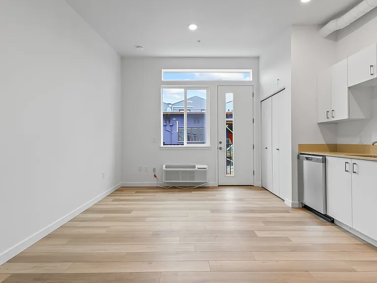 311 Graham — Photo 48