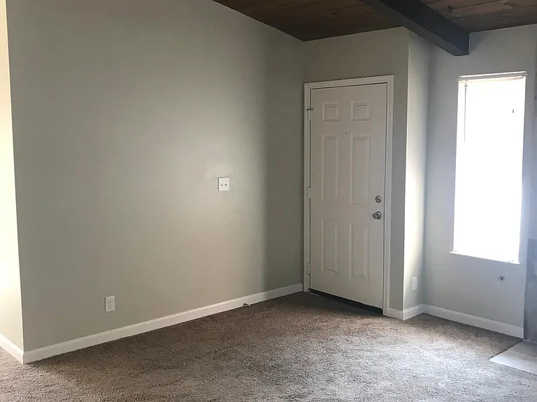 906 E Oakridge Ave — Photo 5