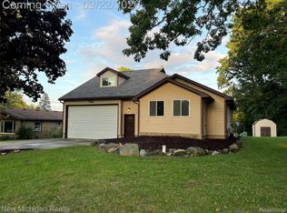 15133 Eddy Lake Rd, Fenton, MI 48430
