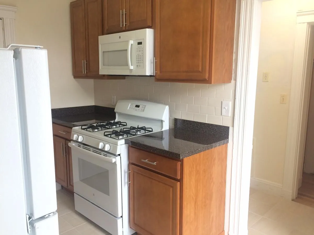 98 Washington St — Photo 3
