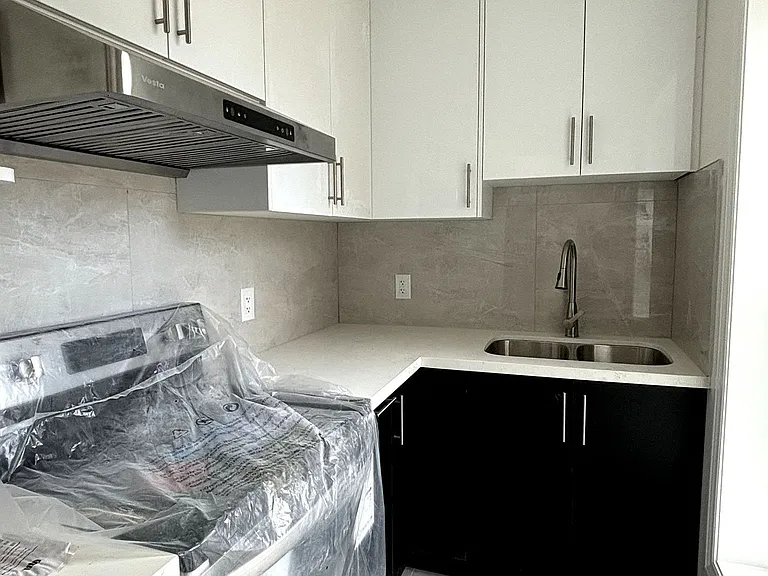 643 Bathurst St #102 — Photo 3
