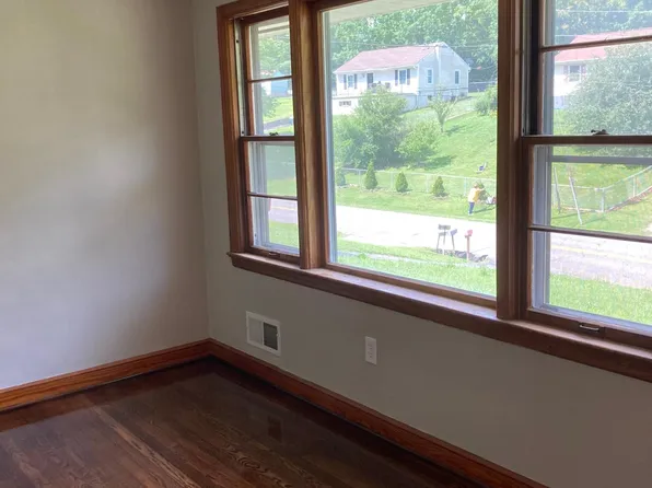 3402 Manassas Dr, Roanoke, VA 24018