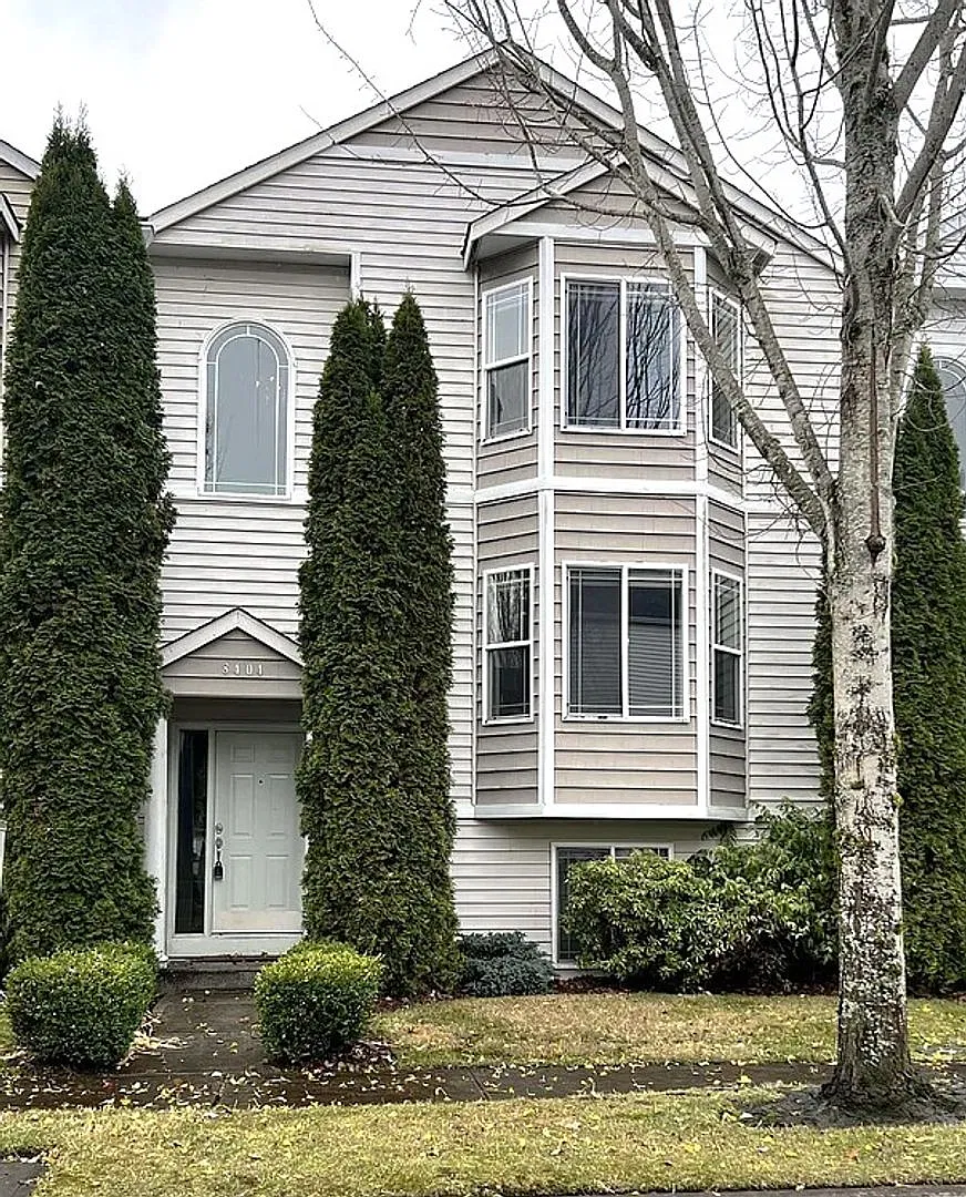 Enormous Tri-Level Townhome 2/2 w/Bonus Room Available Nov. 6th — Photo 1