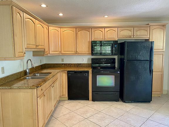 Full size appliances including microwave and dishwasher