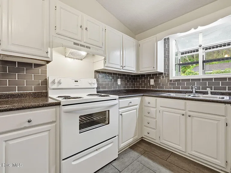 774 Pinewood Dr — Photo 29