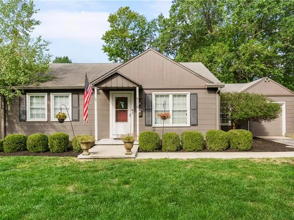 6118 Fontana St, Fairway, KS 66205