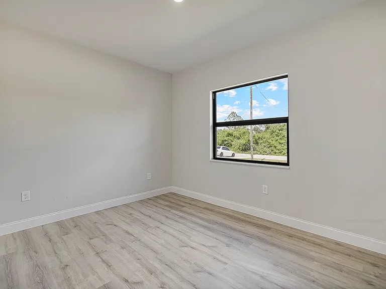 488 Lillon Ave S — Photo 3