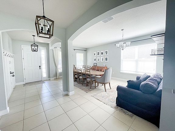5th image of 279 Whirlaway Dr