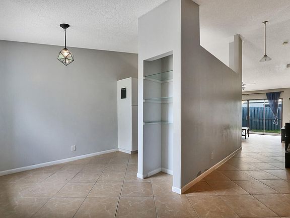 Home For Sale In Lakeside Green