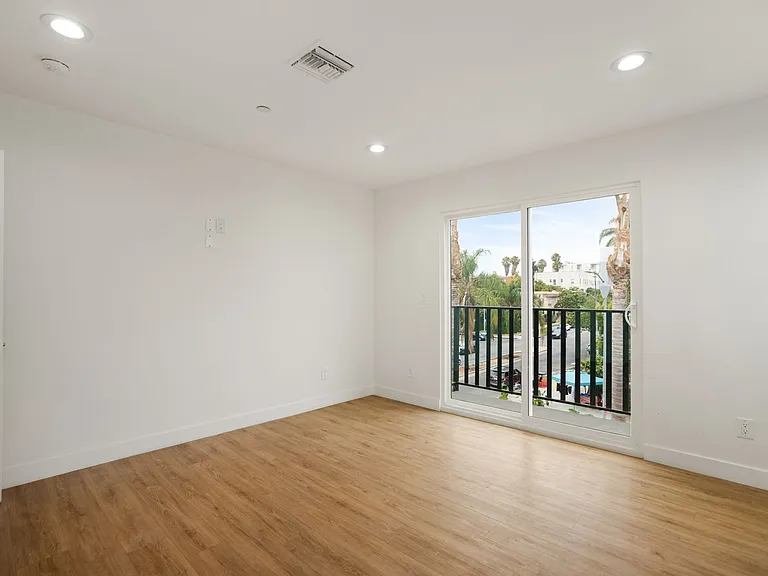 443 N Heliotrope Dr — Photo 19