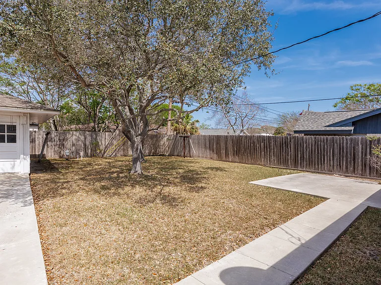1137 Bradshaw Dr — Photo 11