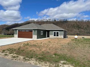 520 Brazell Point Dr, Harpers Ferry, IA 52146