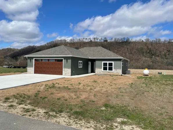 520 Brazell Point Dr, Harpers Ferry, IA 52146