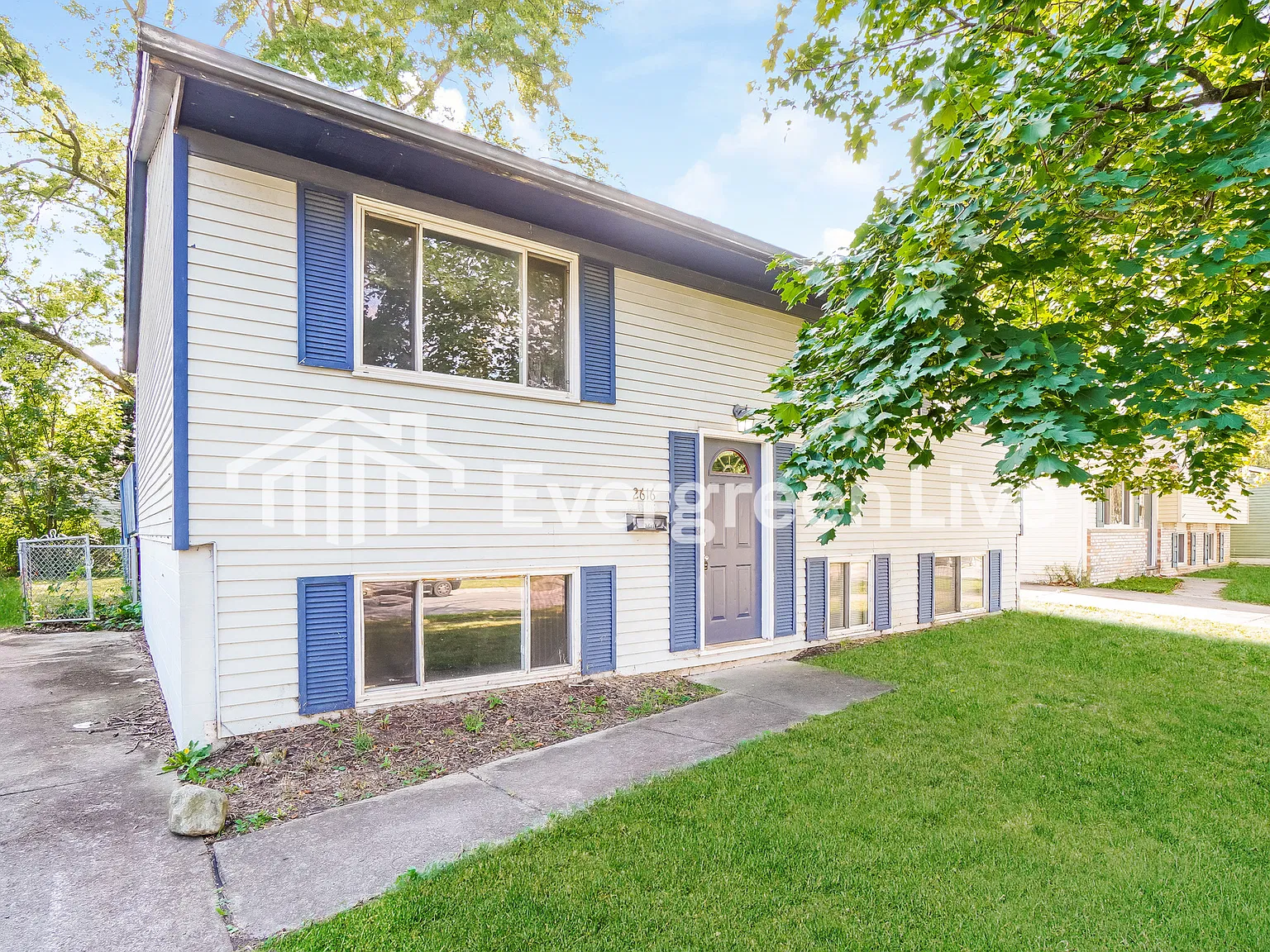 3 bed, 1.5 bath, 1586 sqft, $1,945 — Photo 2