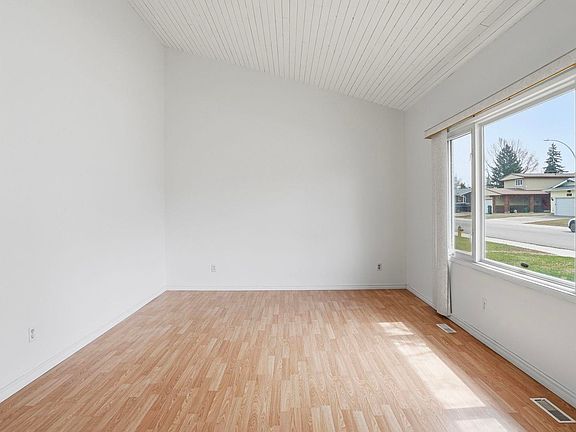 5th image of 9834 167a Ave NW