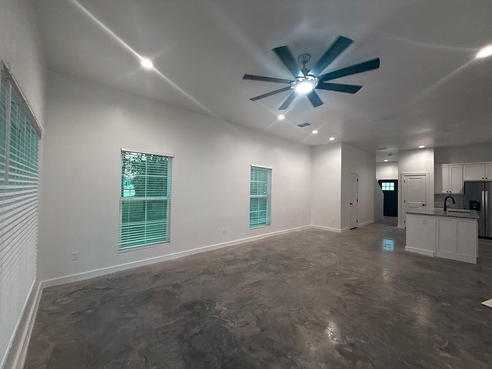 Open floor plan with lots of light! Large living area, breakfast area fully open to the kitchen. End units have these side windows for extra light but TONS of can lights and large ceiling fan. TALL ceilings at 10' give a very spacious feel.