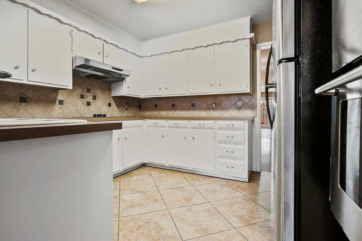 4 bed, 2500 sqft, $2,200 — Photo 4