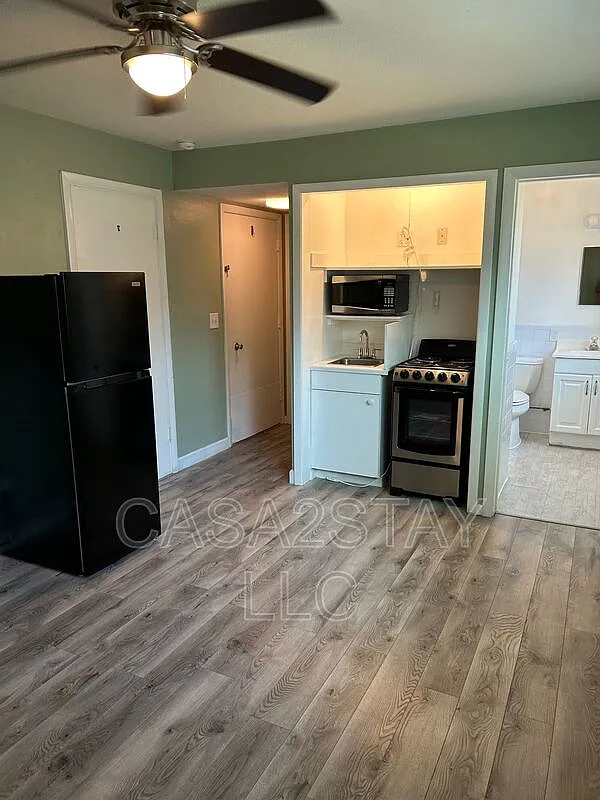 Studio, 1.0 bath, $850 — Photo 1