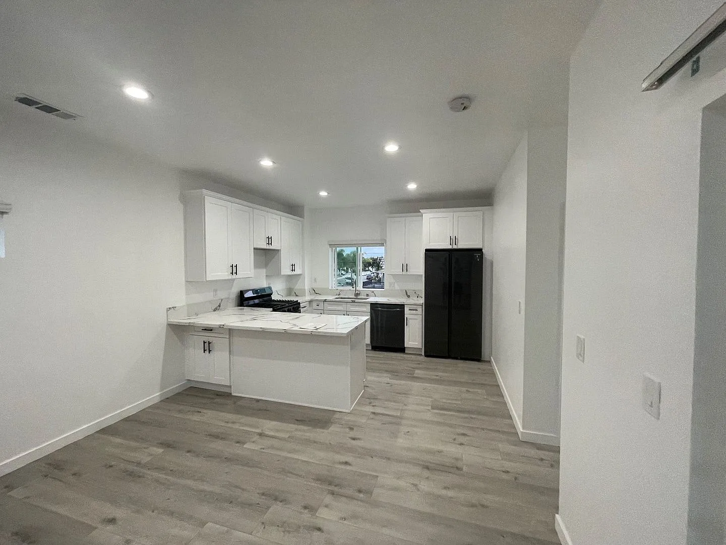 4BD/2BA, Quick Walk to Campus! — Photo 4