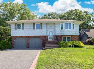 209 Connetquot Rd, Oakdale, NY 11769