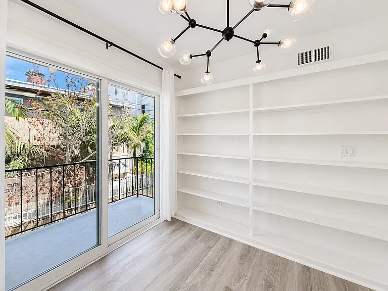 1326 Wellesley Ave — Photo 10