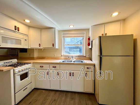 3rd image of 29 Parkman Ave Unit 3
