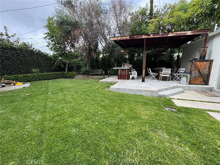 2421 N Heliotrope Dr — Photo 10