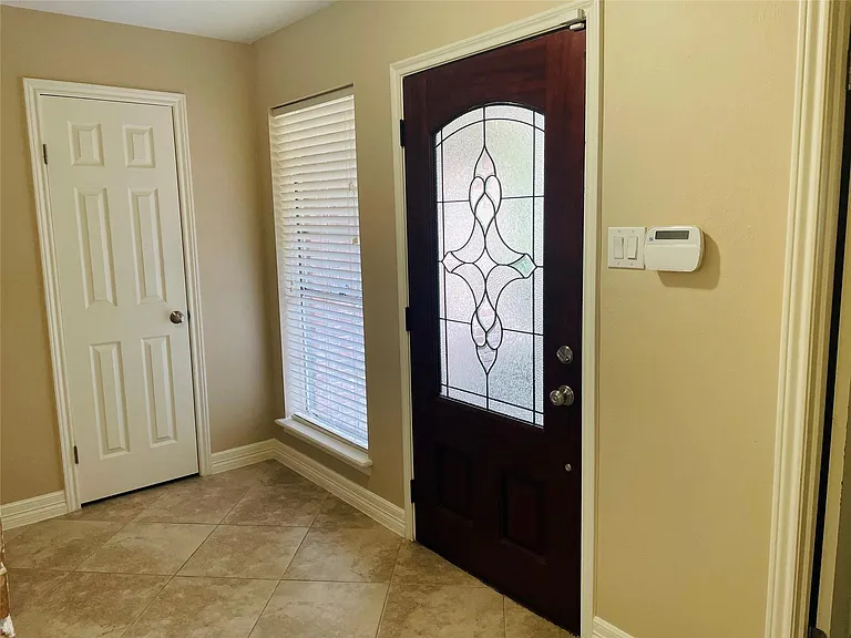 3310 Glen Spring Dr — Photo 3