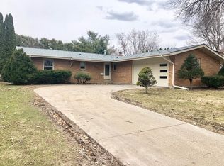 1132 N Jefferson Ave, Dixon, IL 61021