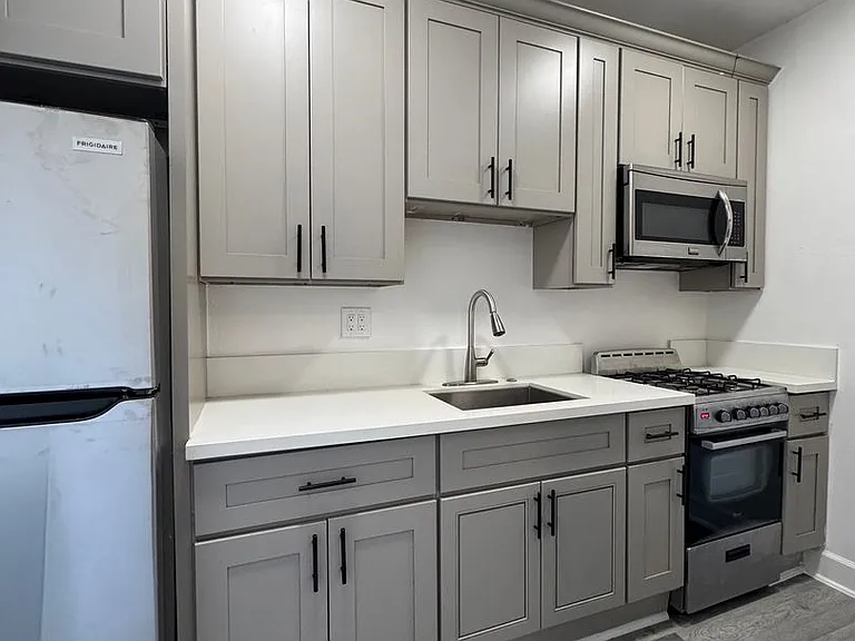 447 S. Rampart Blvd - Studio & 1 Bedroom Apartment! — Photo 6