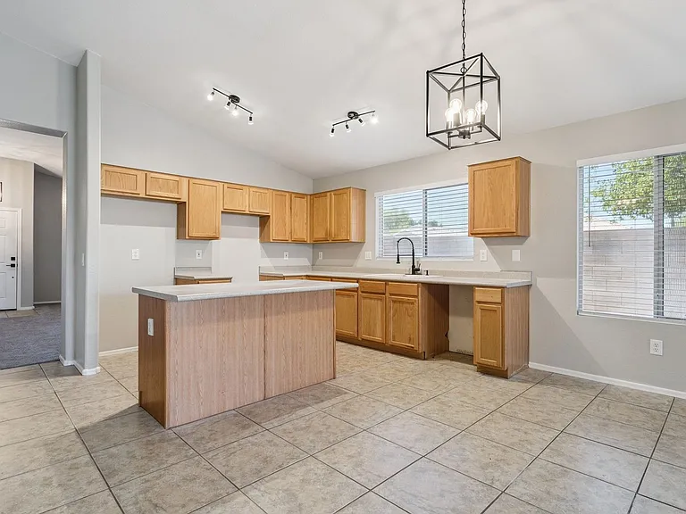 1556 N Rockwell Ct — Photo 7