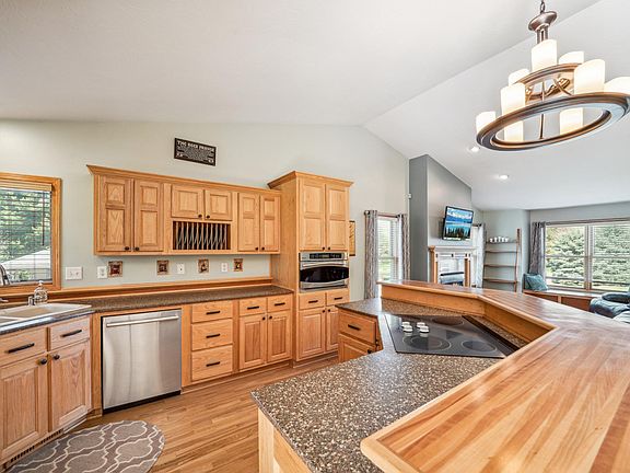 5th image of 1036 Creekview Ln