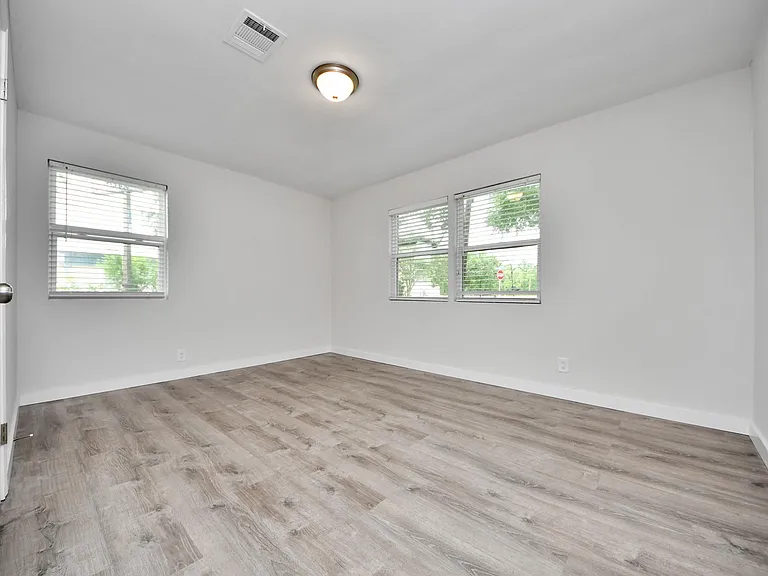 302 County Park Dr — Photo 11